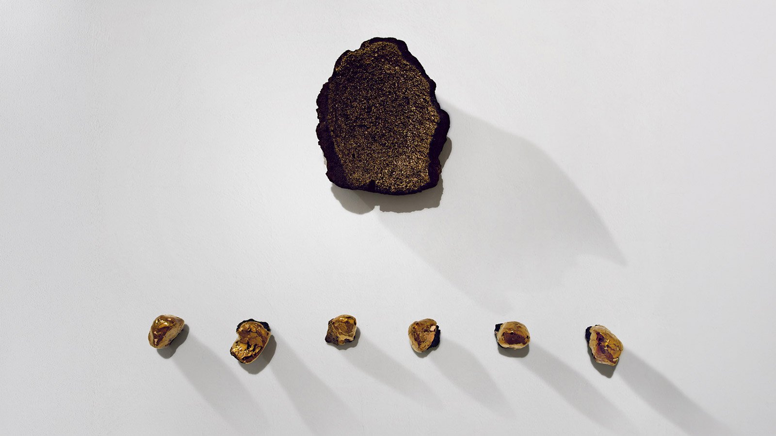 Installation-02-Pietra-lavica-smalto-oro